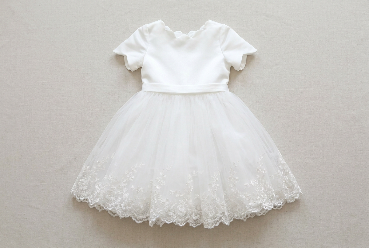 Mise en scène générée de la robe Madeleine présentée à plat.