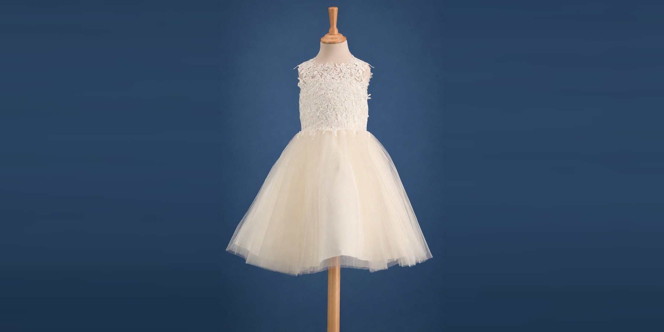 Robe Héloïse, robe de baptême ivoire en dentelle et tulle, création Emma Rose